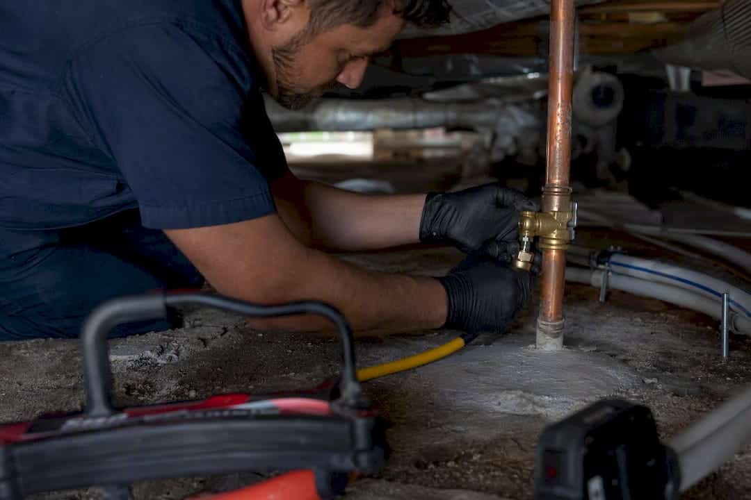 Tracer gas device attached to slab pipe